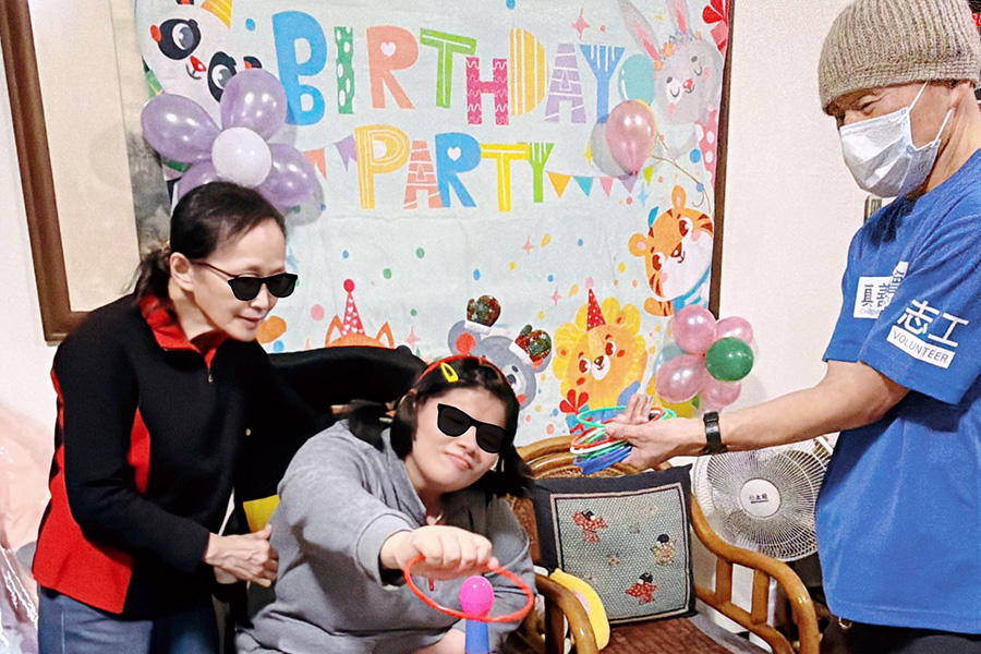 憨兒綺倫慶生趣